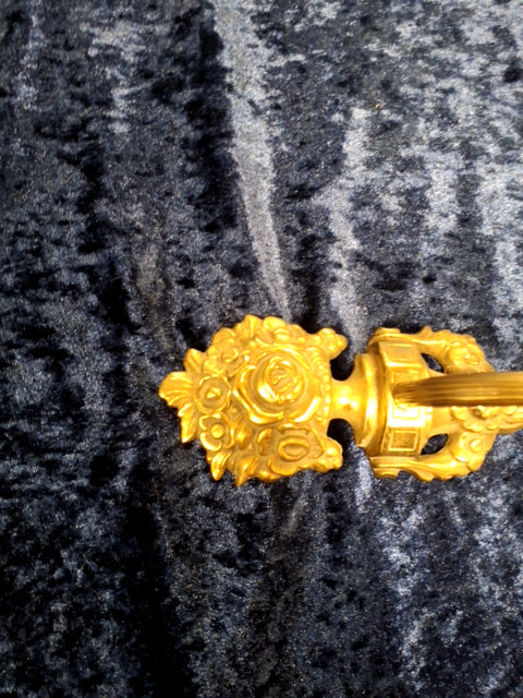 Kandidater med roser og bladranke